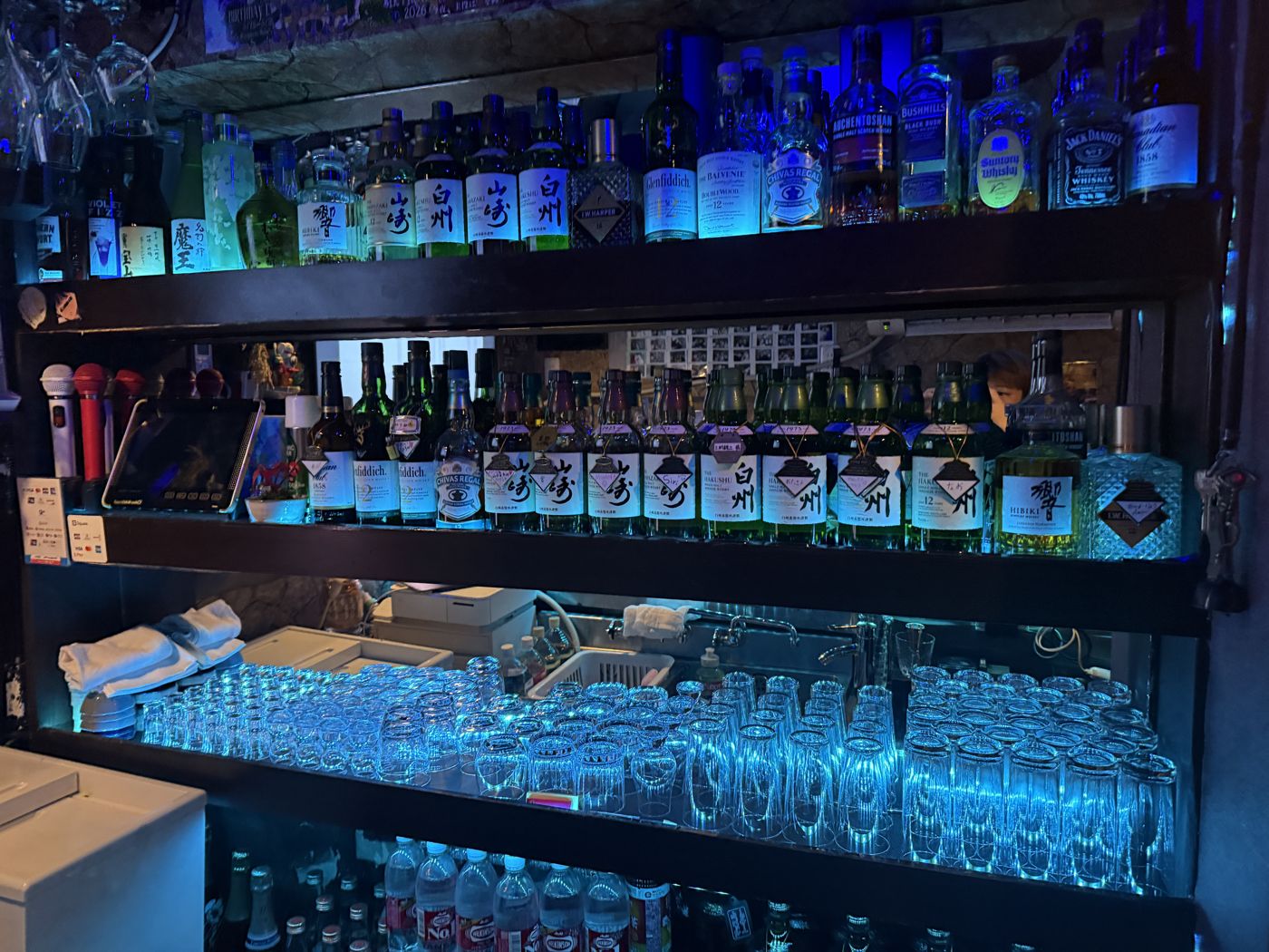 BAR NOMENOMEのボトル棚。白州・山崎・響などのウイスキーとキープボトルが並ぶ